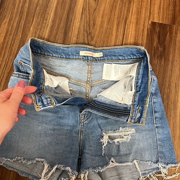 Levi High Rise Shorts 24 - Picture 3 of 3